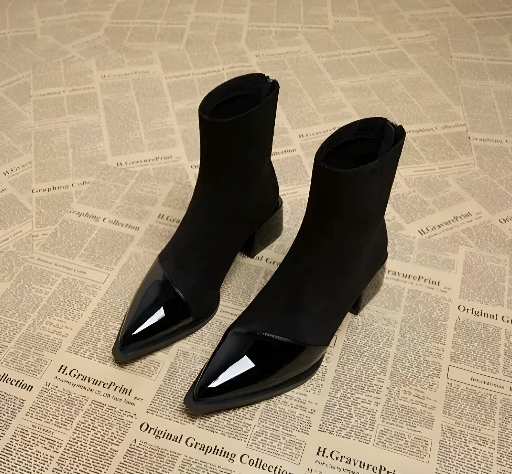 NOUVEAU RICHE Luna | Elegante Wildleder-Stiefeletten mit Lackdetails & Bequemem Blockabsatz Schwarz