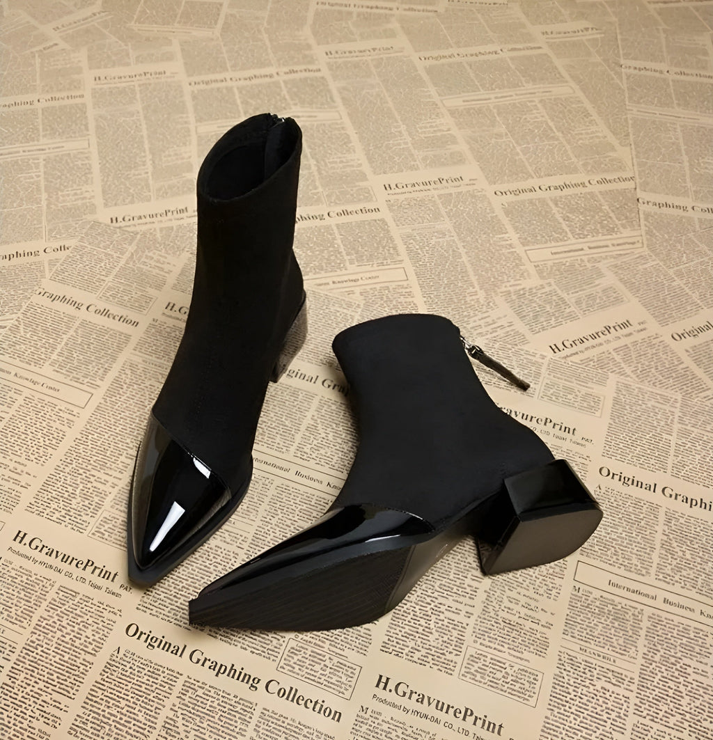 NOUVEAU RICHE Luna | Elegante Wildleder-Stiefeletten mit Lackdetails & Bequemem Blockabsatz