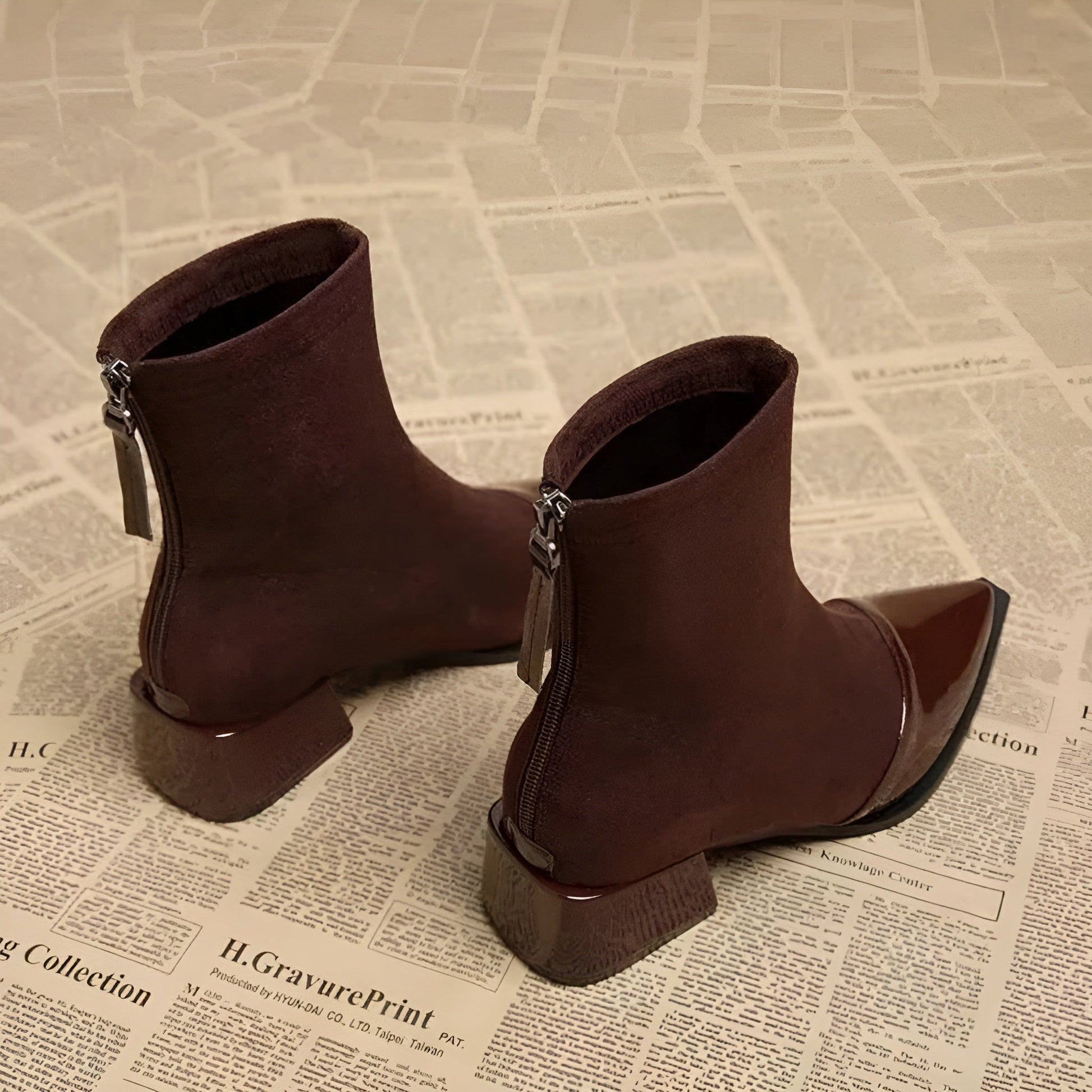 NOUVEAU RICHE Luna | Elegante Wildleder-Stiefeletten mit Lackdetails & Bequemem Blockabsatz
