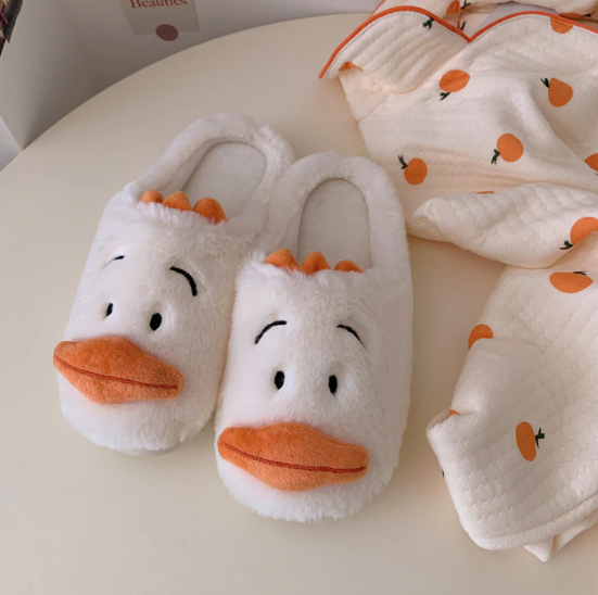 NOUVEAU RICHE Inspire | Flauschige Tier Hausschuhe für Damen & Herren - Süße & Warme Plüsch Puschen White duck