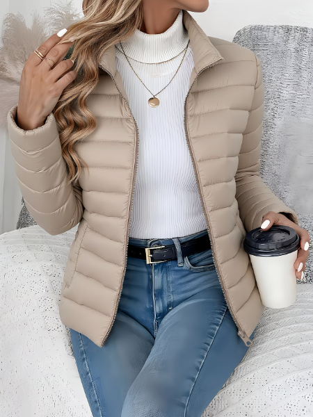 NOUVEAU RICHE Slim Fit Steppjacke – Damen Steppjacke mit hohem Kragen, leicht & atmungsaktiv, 6 Farben, S–3XL – Umami Beige
