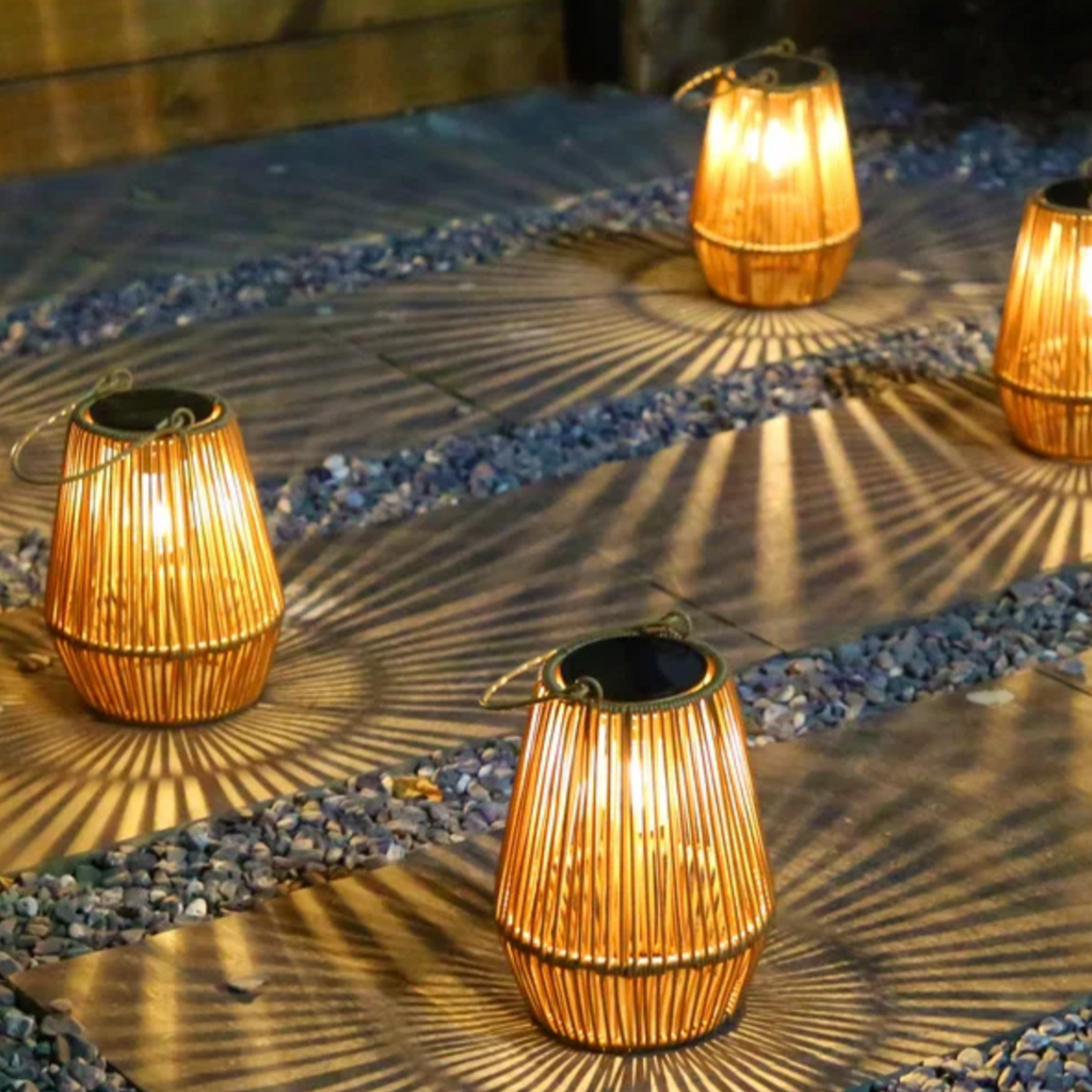 NOUVEAU RICHE Solarlaterne im Rattan-Look – Solar Gartenlaterne mit LED & Dämmerungssensor, wasserdicht IP65, kabellos, 21 cm