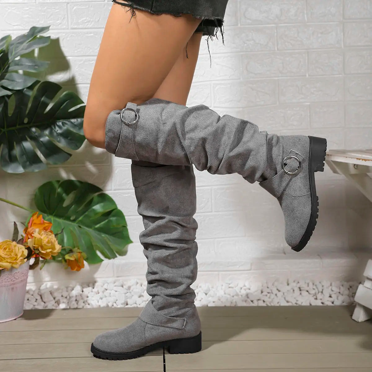 Dôre | Kniehohe Stiefel für Damen | Niedriger Block mit dekorativen Ringakzenten