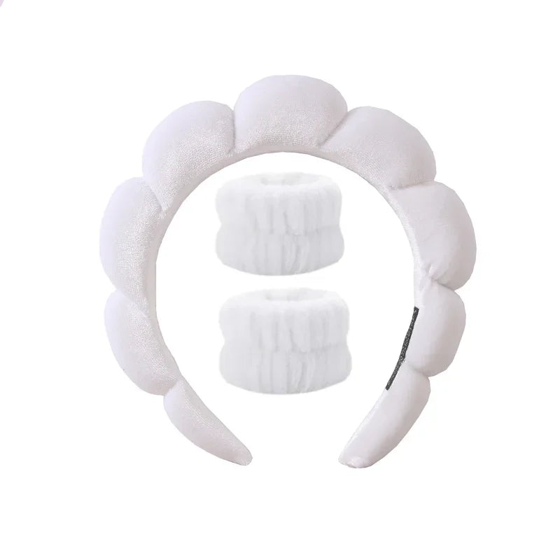 NOUVEAU RICHE Plüsch Spa-Haarband & Armband Set – Flauschiges Kosmetik Stirnband mit Handgelenk-Tüchern fürs Gesichtwaschen, 12 Farben – Fluffiea Weiss