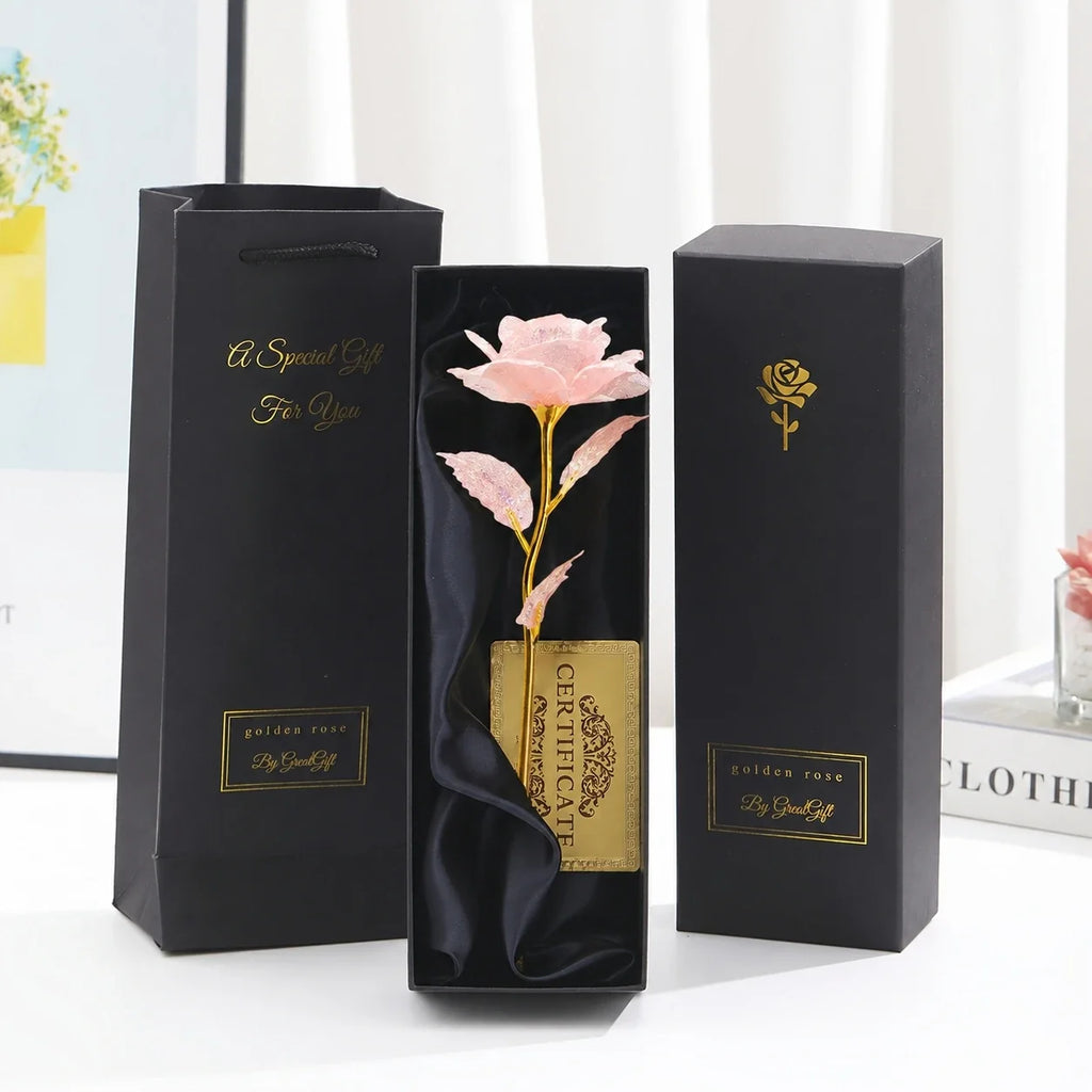 NOUVEAU RICHE Vergoldete Ewige Rose mit Geschenkbox & Grußkarte – Künstliche Ewige Rose als Deko-Geschenk zum Valentinstag, Muttertag & Jahrestag Pink