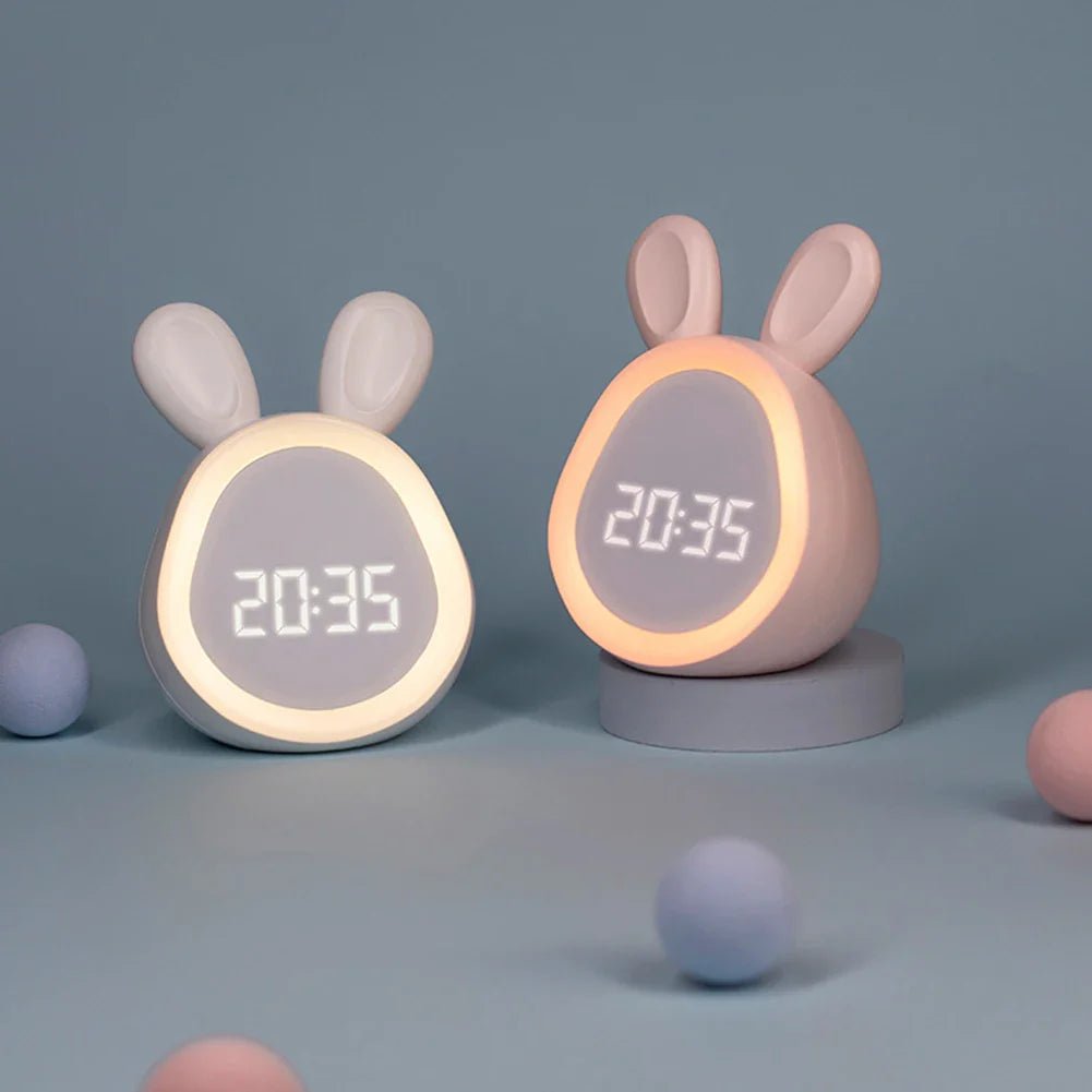 NOUVEAU RICHE Kinderwecker Hase mit LED-Nachtlicht – Wecker für Kinder mit dimmbarem Nachtlicht, Rosa oder Weiss – BunniGlow