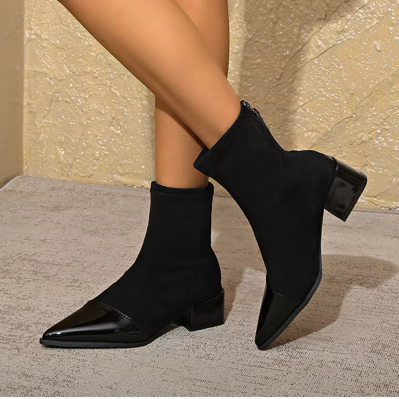 NOUVEAU RICHE Luna | Elegante Wildleder-Stiefeletten mit Lackdetails & Bequemem Blockabsatz