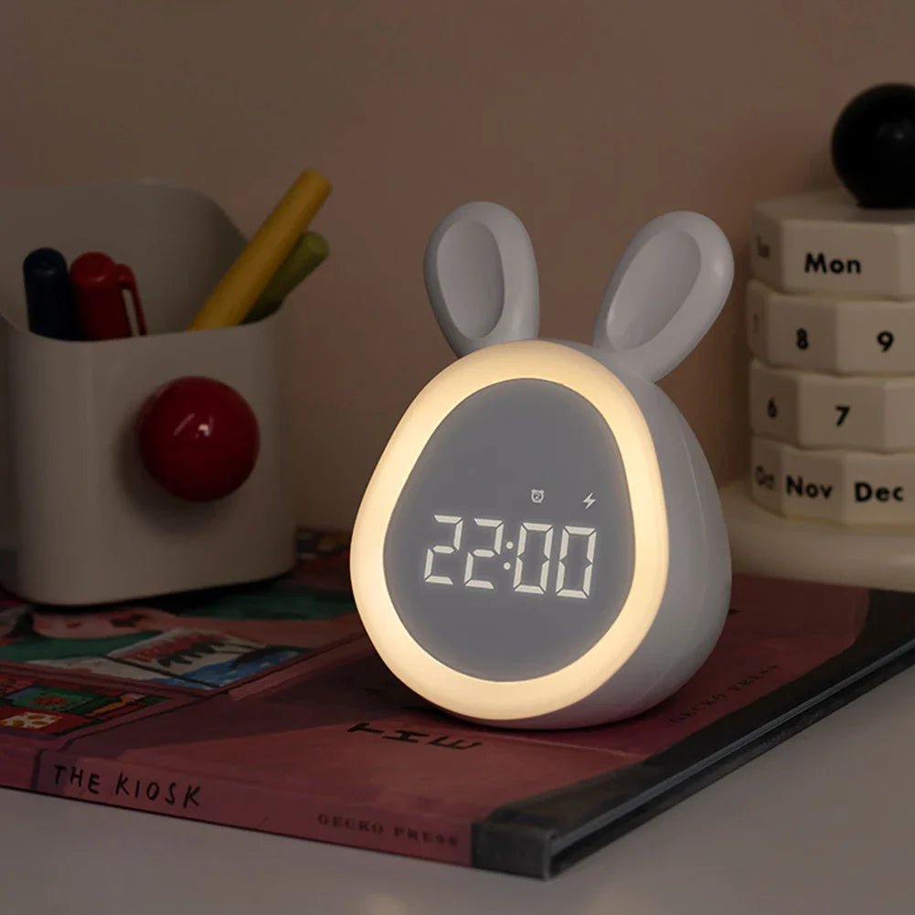 NOUVEAU RICHE Kinderwecker Hase mit LED-Nachtlicht – Wecker für Kinder mit dimmbarem Nachtlicht, Rosa oder Weiss – BunniGlow