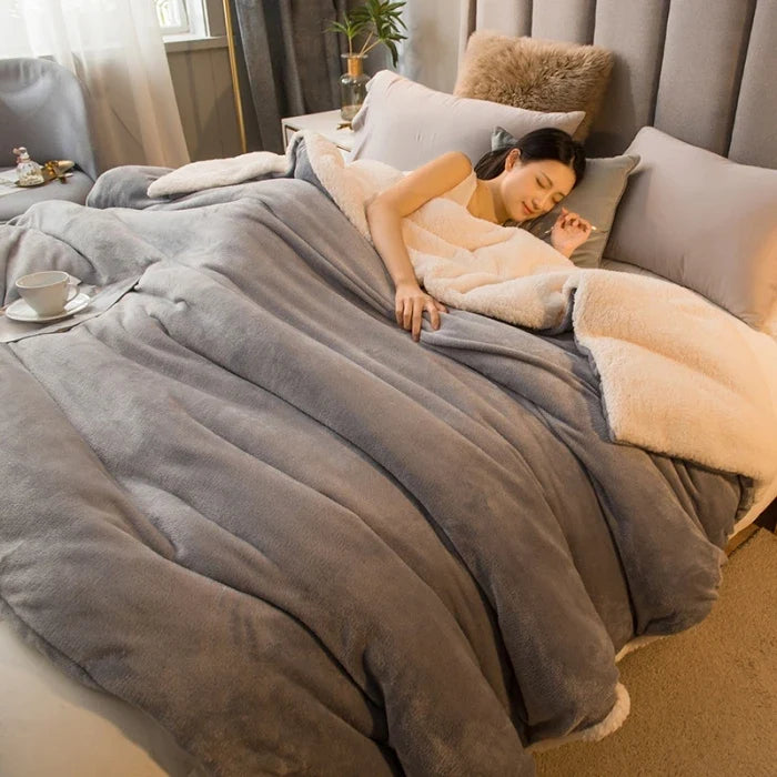 NOUVEAU RICHE Doppelseitige Flanell & Fleece Kuscheldecke – Weiche warme Decke für Bett und Sofa, 12 Farben, 5 Grössen Silbergrau