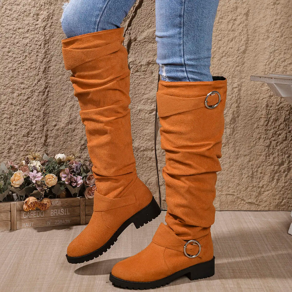 Dôre | Kniehohe Stiefel für Damen | Niedriger Block mit dekorativen Ringakzenten