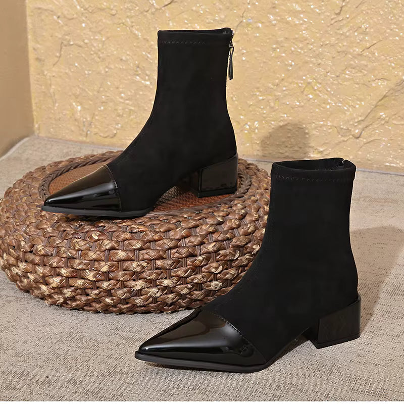 NOUVEAU RICHE Luna | Elegante Wildleder-Stiefeletten mit Lackdetails & Bequemem Blockabsatz