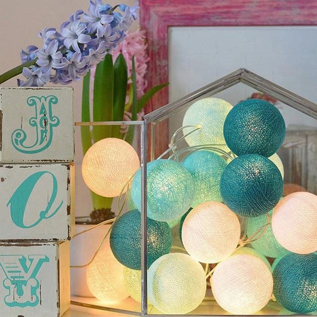 NOUVEAU RICHE Fröhliche Baumwollkugel-Lichterkette – Cotton Ball Lichterkette mit 10 LED Kugeln, USB oder Batterie, 9 Farben – LumiBall