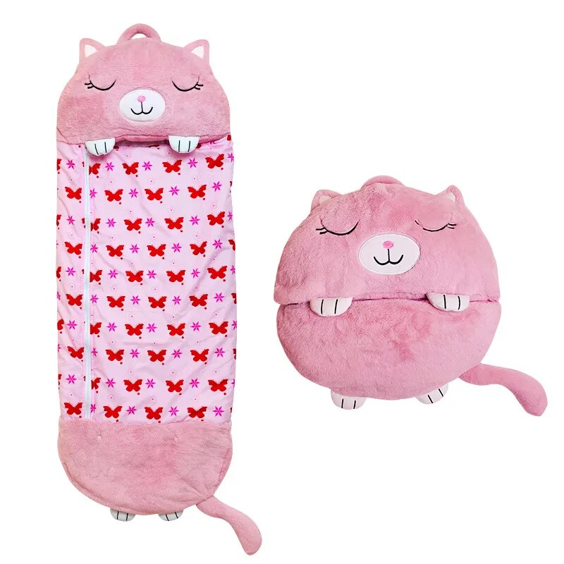 NOUVEAU RICHE Kuscheltier und Schlafsack in Einem – 2-in-1 Plüschtier Schlafsack für Kinder, Einhorn, Hai, Panda & mehr, 3 Grössen Katze