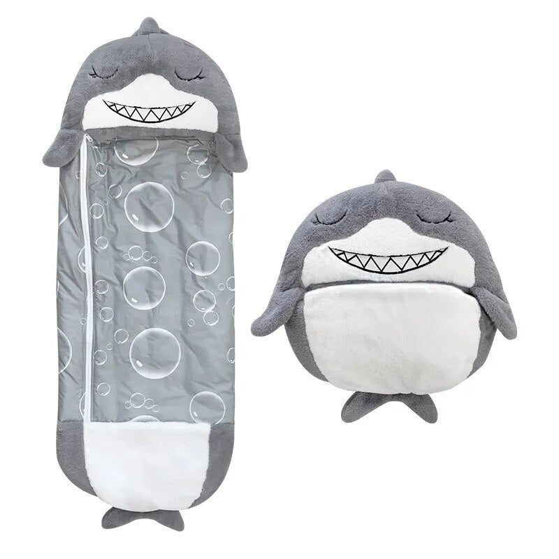 NOUVEAU RICHE Kuscheltier und Schlafsack in Einem – 2-in-1 Plüschtier Schlafsack für Kinder, Einhorn, Hai, Panda & mehr, 3 Grössen Hai