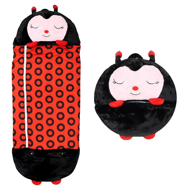 NOUVEAU RICHE Kuscheltier und Schlafsack in Einem – 2-in-1 Plüschtier Schlafsack für Kinder, Einhorn, Hai, Panda & mehr, 3 Grössen Marienkäfer