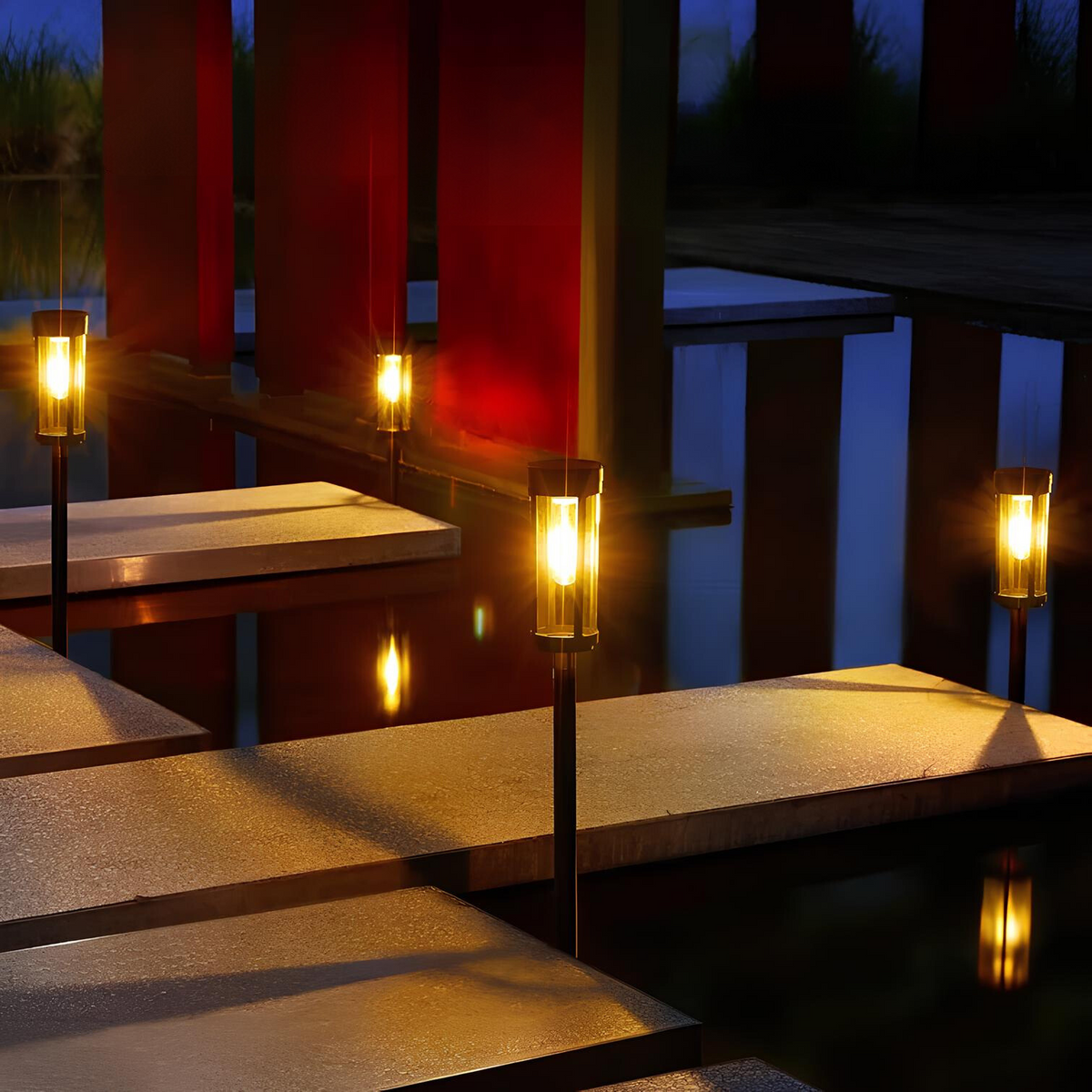 NOUVEAU RICHE Solar-Gartenfackel – LED-Solarfackel mit Erdspiess, bis 12 Stunden Licht, 2, 4 oder 10 Stück – SolarFlare
