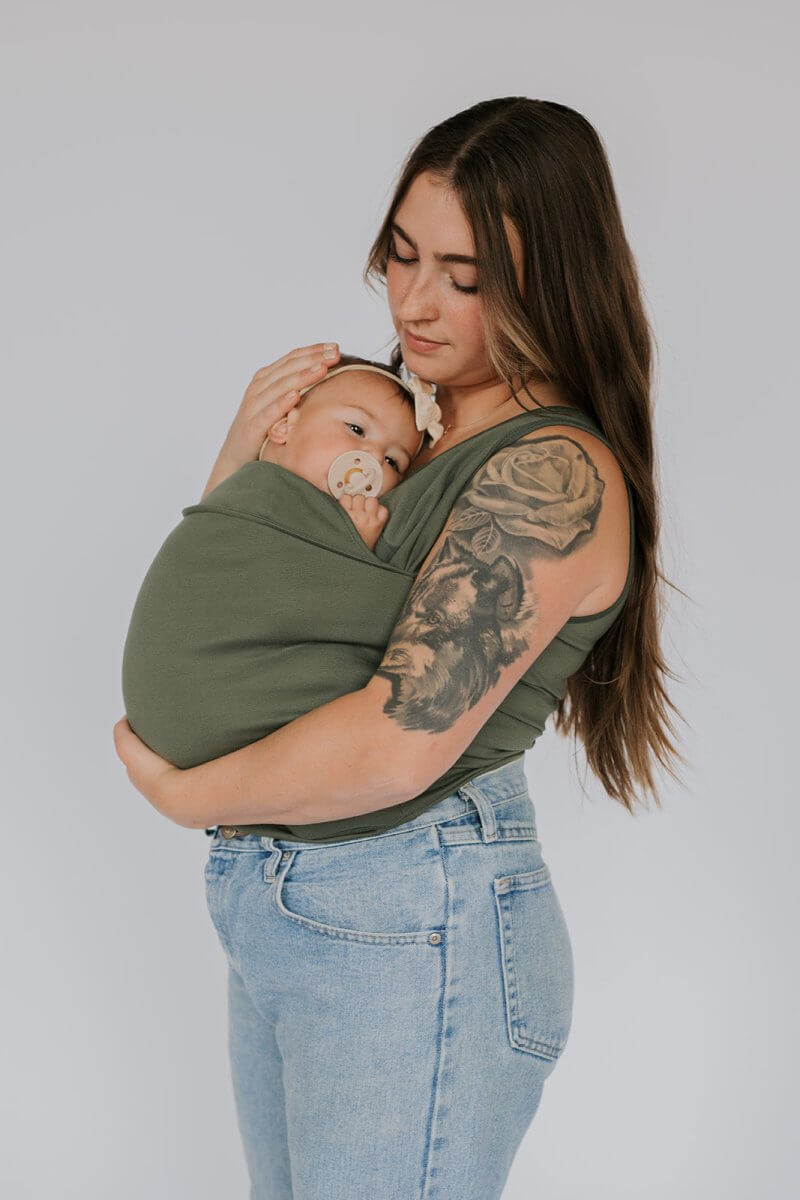 NOUVEAU RICHE Tragetuch T-Shirt Babytrage Stilvoll Mühelos Tragen Funktion Mama Olivgrün