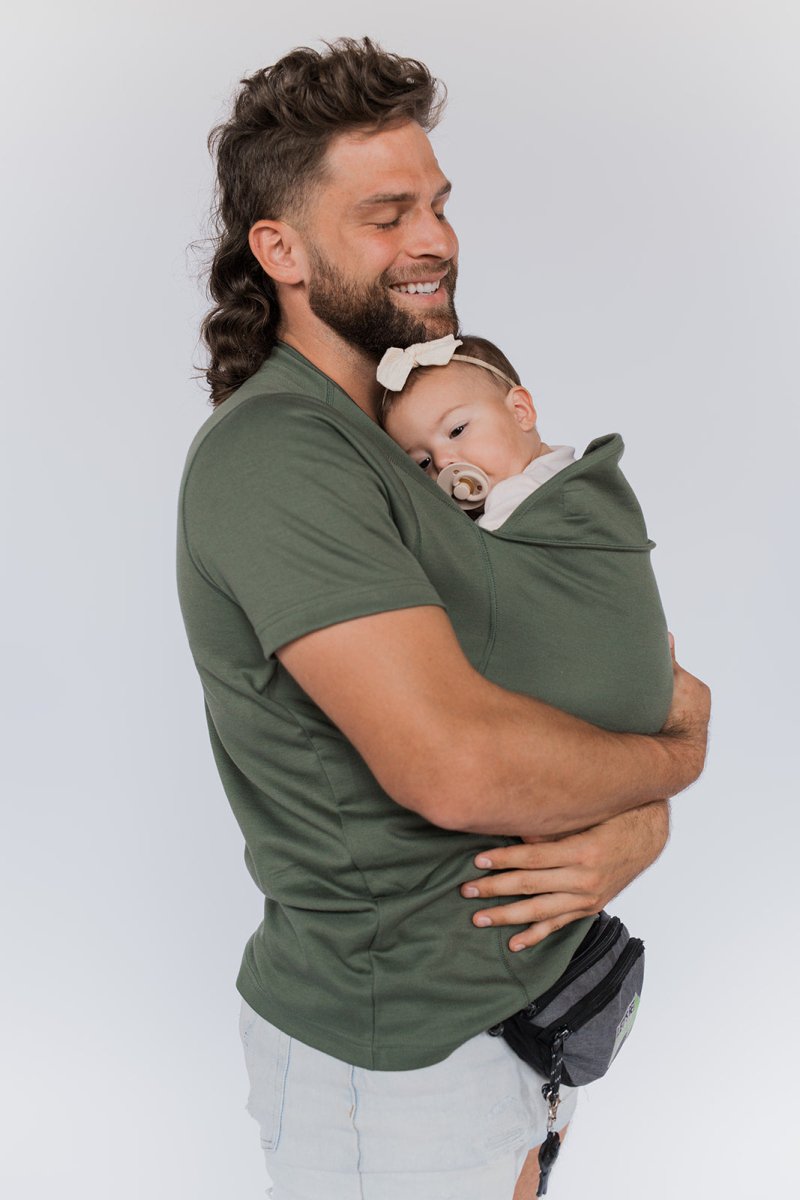 NOUVEAU RICHE Tragetuch T-Shirt Babytrage Stilvoll Mühelos Tragen Funktion Papa Olivgrün