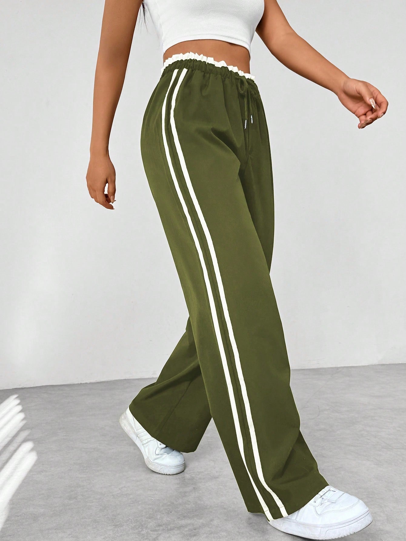 NOUVEAU RICHE Sportliche Hose Weites Bein Elastischer Bund Kordelzug Olivgrün