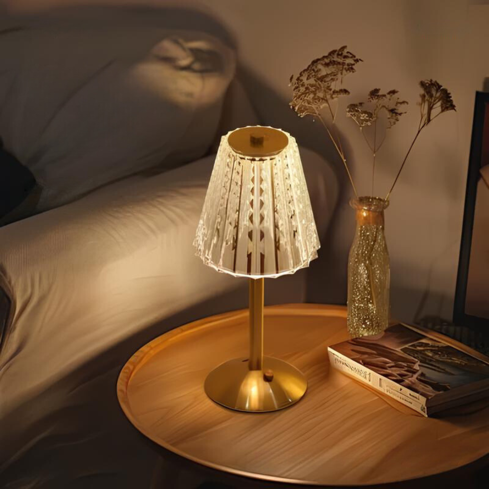 NOUVEAU RICHE Goldene Kristall-Tischlampe – Kabellose Akku Touch-Lampe mit Kristallschirm, Dimmbar, Gebürstetes Aluminium – Aurora Luxe