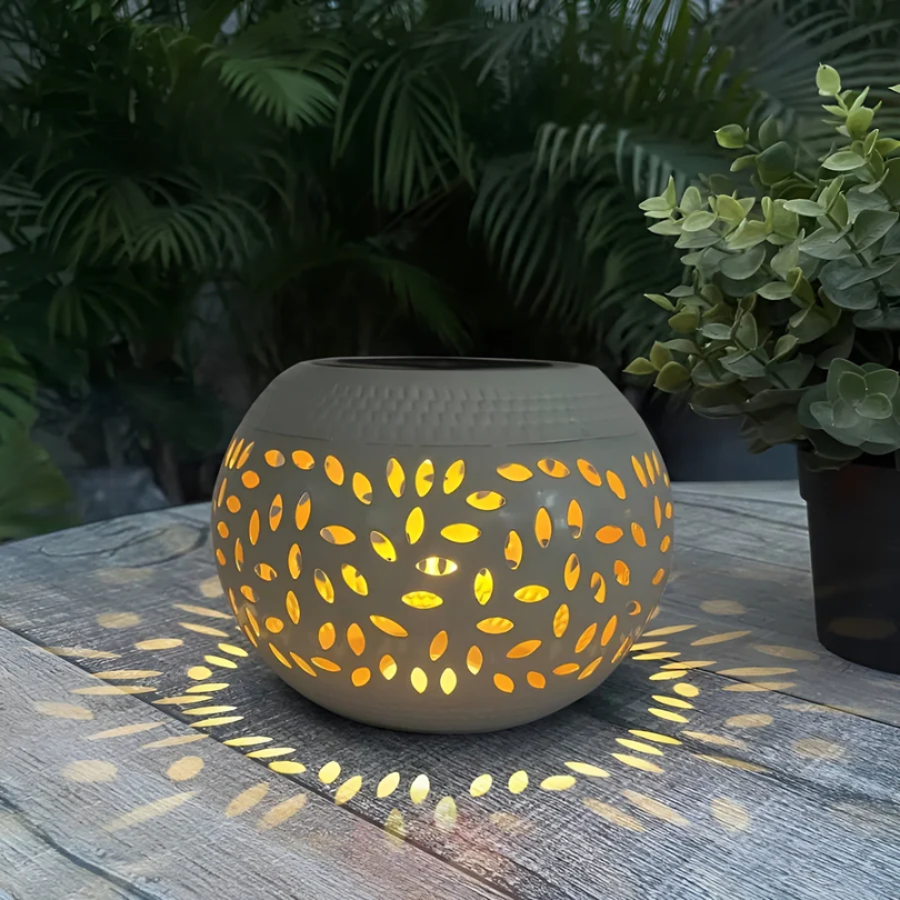 NOUVEAU RICHE Solar-Gartenleuchte mit Punktmuster – Solarlampe aus Metall mit Schattenspiel, Schwarz oder Weiss – LumoPattern Weiss