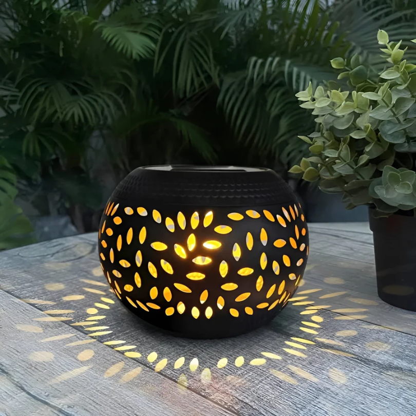 NOUVEAU RICHE Solar-Gartenleuchte mit Punktmuster – Solarlampe aus Metall mit Schattenspiel, Schwarz oder Weiss – LumoPattern Schwarz
