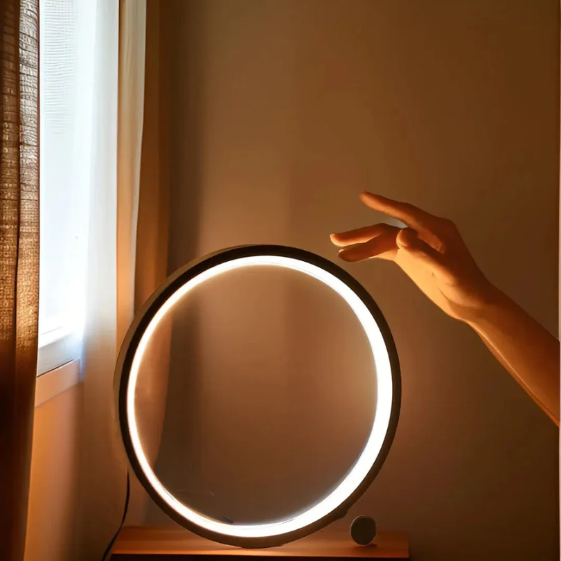 NOUVEAU RICHE Dimmbares LED-Nachtlicht – Runde Design-Tischlampe, Minimalistische Nachttischlampe in Schwarz oder Weiss – LumaCircle