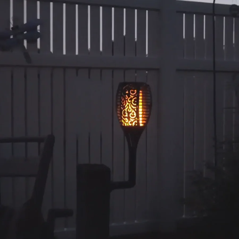 NOUVEAU RICHE LED-Gartenfackeln – Solar-Fackeln mit Flammeneffekt für Garten, Balkon & Einfahrt, Tag/Nacht-Sensor – SolarFlame
