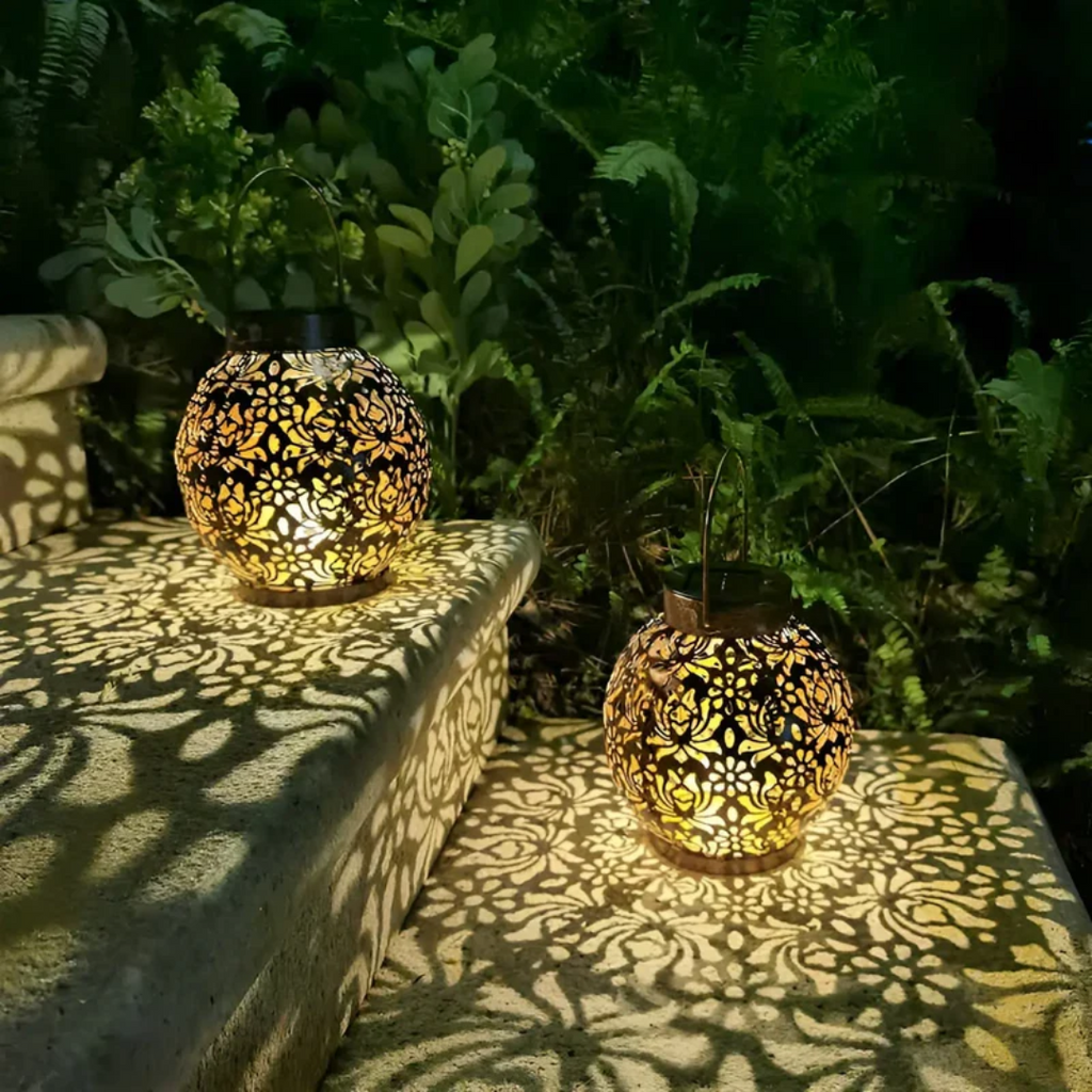 NOUVEAU RICHE Wasserdichte LED-Solar-Hängelampe – Solarlaterne für Garten & Terrasse im Schmiedeeisen-Design – RadiantGlow