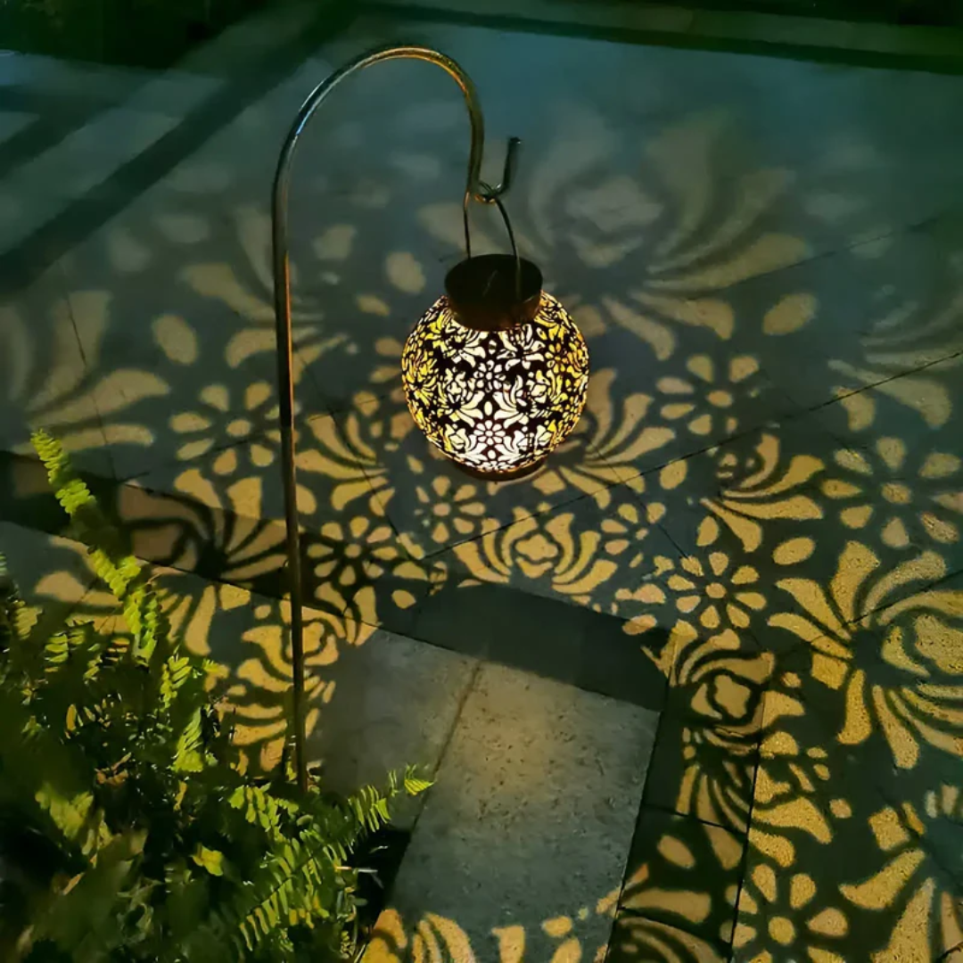 NOUVEAU RICHE Wasserdichte LED-Solar-Hängelampe – Solarlaterne für Garten & Terrasse im Schmiedeeisen-Design – RadiantGlow