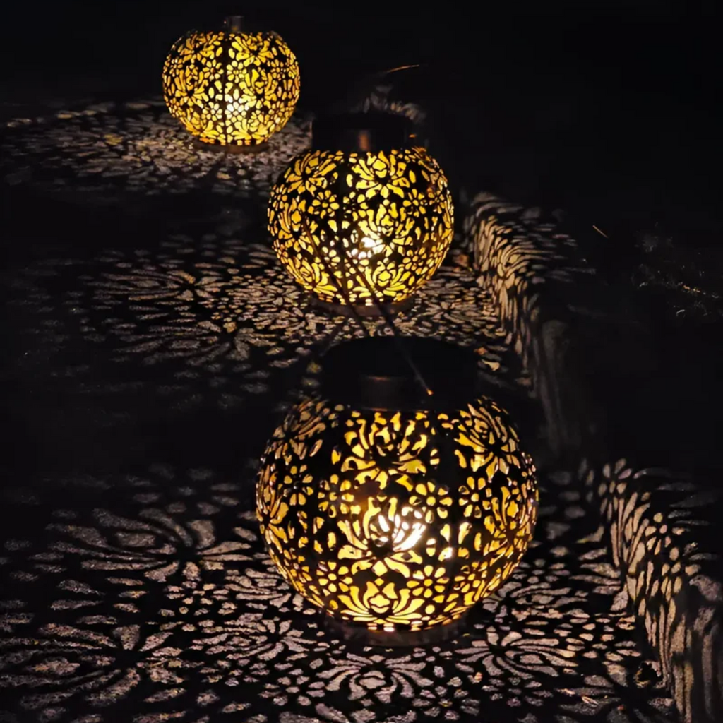 NOUVEAU RICHE Wasserdichte LED-Solar-Hängelampe – Solarlaterne für Garten & Terrasse im Schmiedeeisen-Design – RadiantGlow