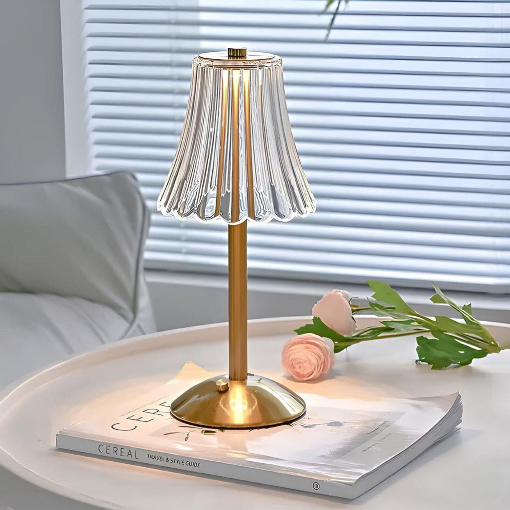 NOUVEAU RICHE Goldene Kristall-Tischlampe – Kabellose Akku Touch-Lampe mit Kristallschirm, Dimmbar, Gebürstetes Aluminium – Aurora Luxe
