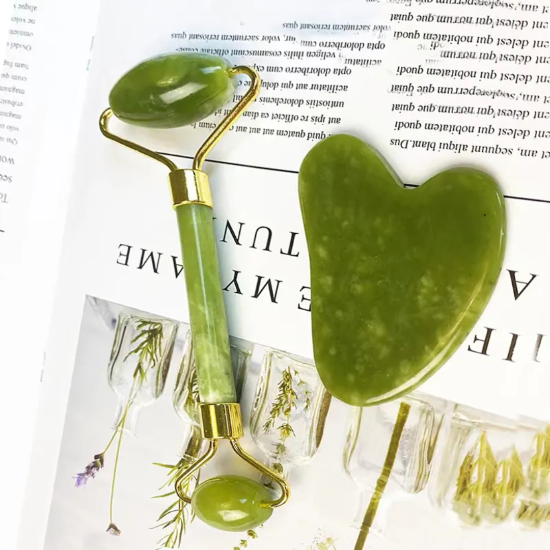 NOUVEAU RICHE Instant Glow Gua Sha & Jade-Roller Set – Gesichtsroller und Gua Sha Stein für die Gesichtsmassage, 5 Farben Grün