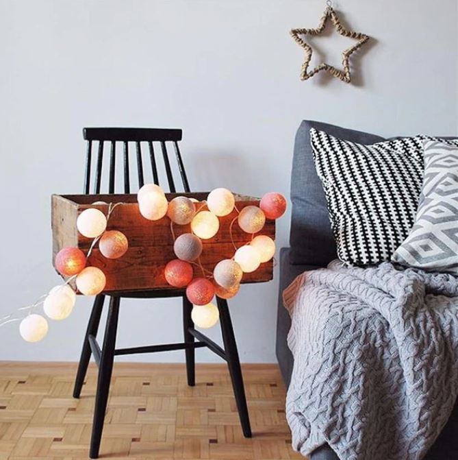 NOUVEAU RICHE Fröhliche Baumwollkugel-Lichterkette – Cotton Ball Lichterkette mit 10 LED Kugeln, USB oder Batterie, 9 Farben – LumiBall