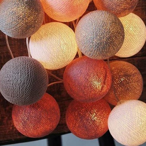NOUVEAU RICHE Fröhliche Baumwollkugel-Lichterkette – Cotton Ball Lichterkette mit 10 LED Kugeln, USB oder Batterie, 9 Farben – LumiBall Bordeauxrot 1.5 meters 10 lights