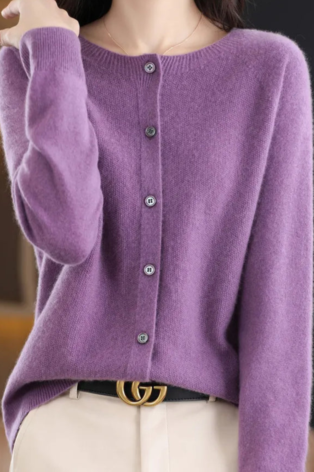 NOUVEAU RICHE Amore | Damen Cardigan mit V-Ausschnitt und Knöpfen Purple