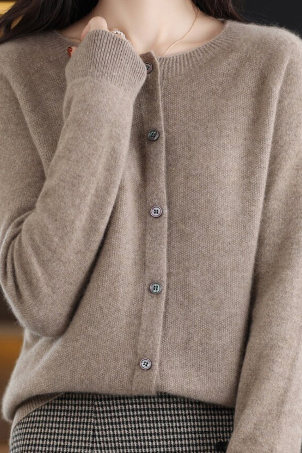 NOUVEAU RICHE Amore | Damen Cardigan mit V-Ausschnitt und Knöpfen Braun