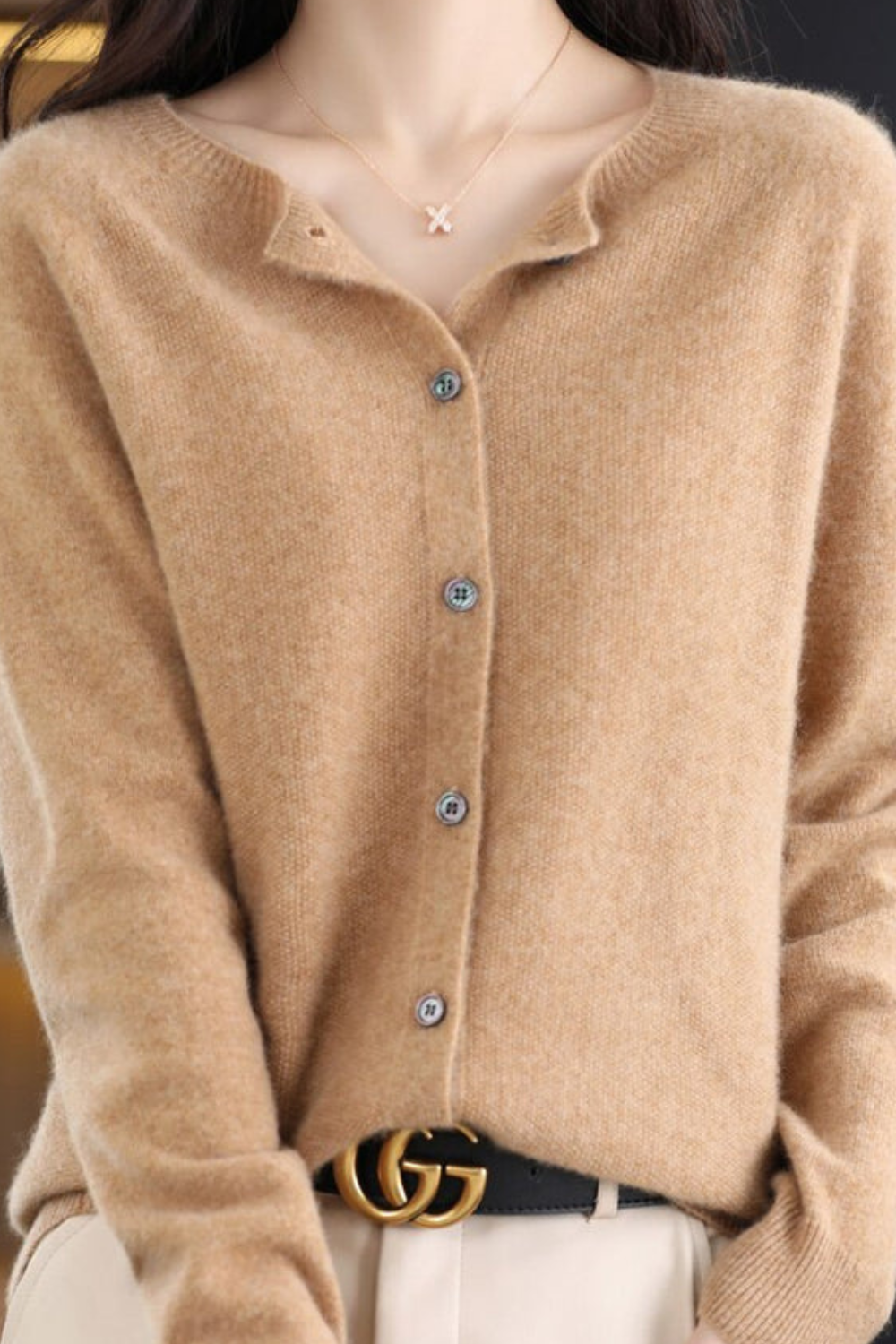 NOUVEAU RICHE Amore | Damen Cardigan mit V-Ausschnitt und Knöpfen Hellbraun
