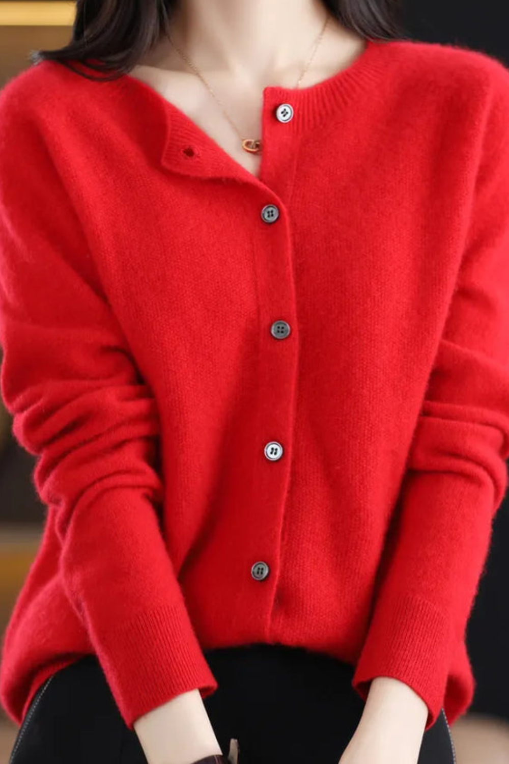 NOUVEAU RICHE Amore | Damen Cardigan mit V-Ausschnitt und Knöpfen Rot