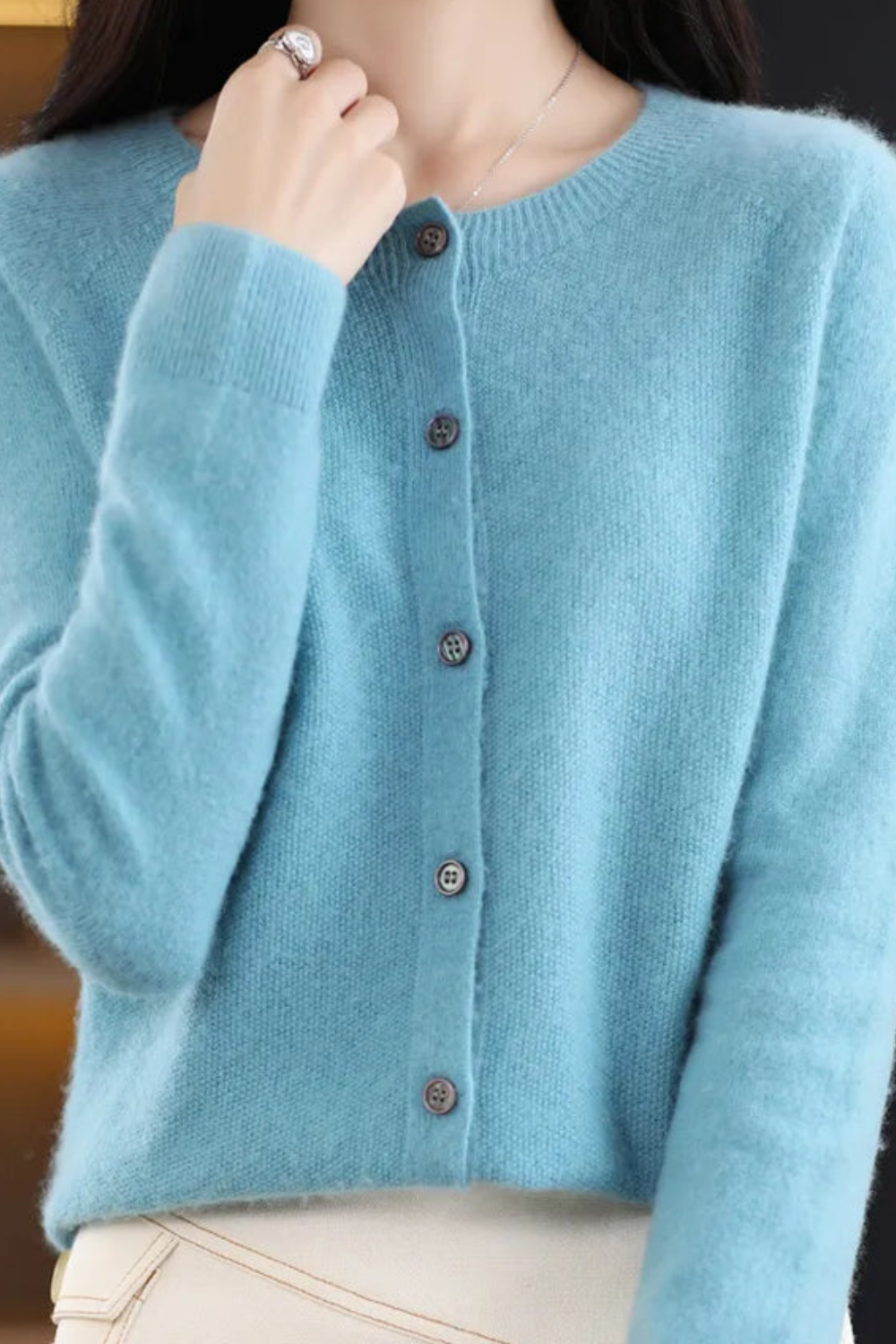 NOUVEAU RICHE Amore | Damen Cardigan mit V-Ausschnitt und Knöpfen Hellblau