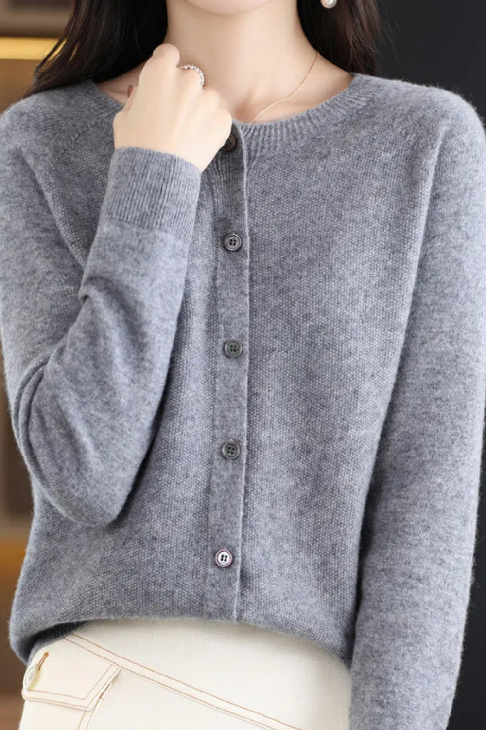 NOUVEAU RICHE Amore | Damen Cardigan mit V-Ausschnitt und Knöpfen Hellgrau