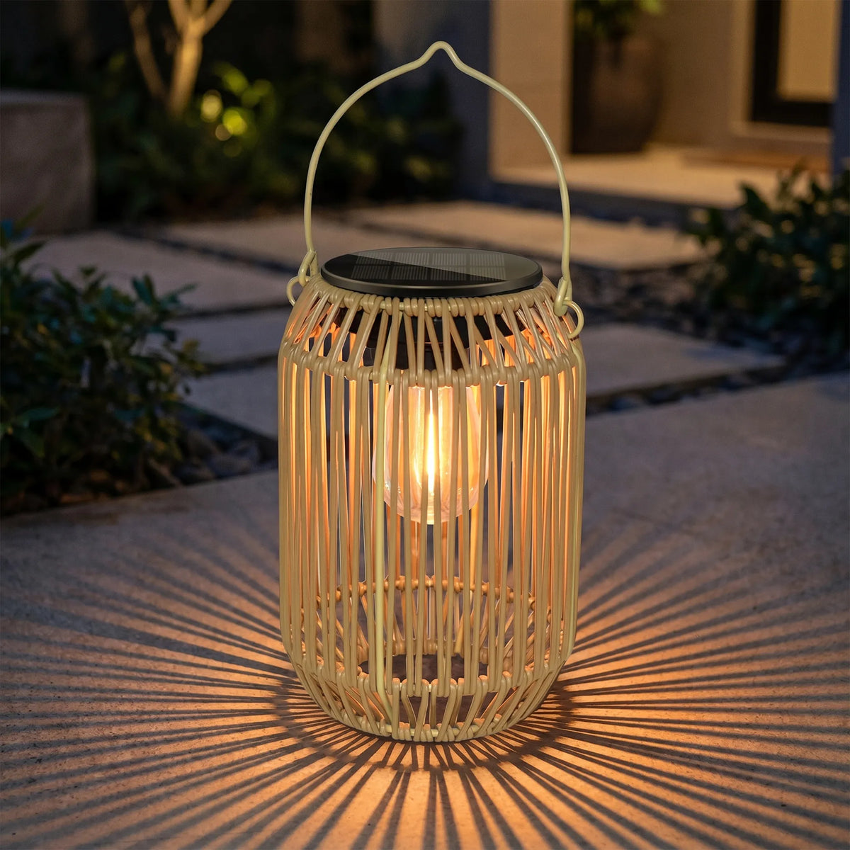 NOUVEAU RICHE Geflochtene Outdoor-Laterne – Solar Laterne für Aussen mit LED & Dämmerungssensor, Hängend, für Garten & Terrasse – Nyxora