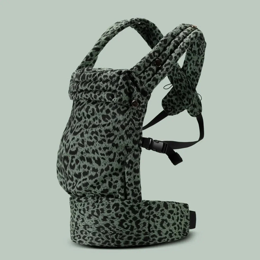 NOUVEAU RICHE Amore | Babytrage - Sicheres & Komfortables Babytragen Leopard Green