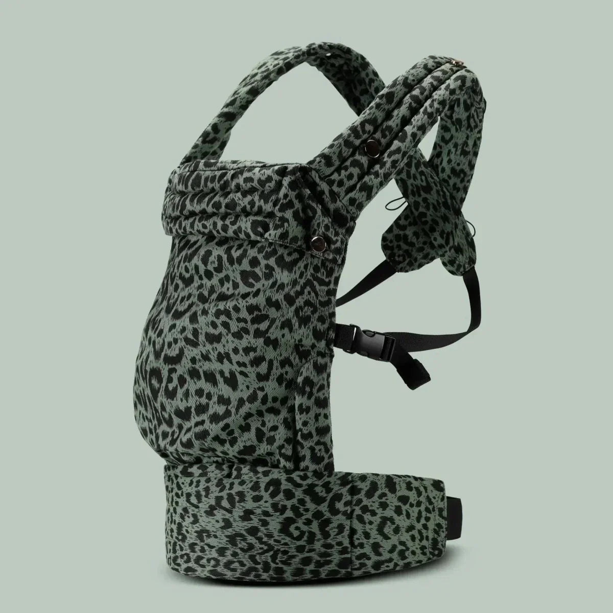 NOUVEAU RICHE Amore | Babytrage - Sicheres & Komfortables Babytragen Leopard Green