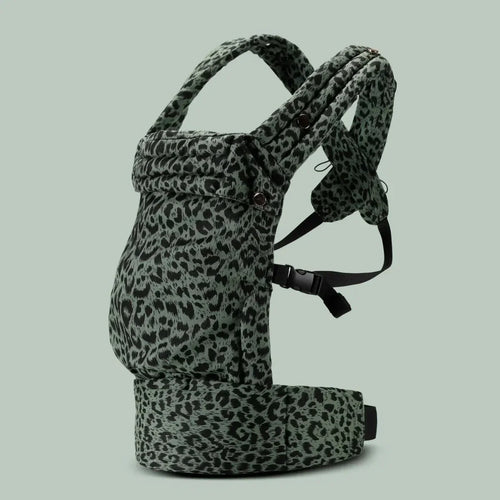 NOUVEAU RICHE Amore | Babytrage - Sicheres & Komfortables Babytragen Leopard Green