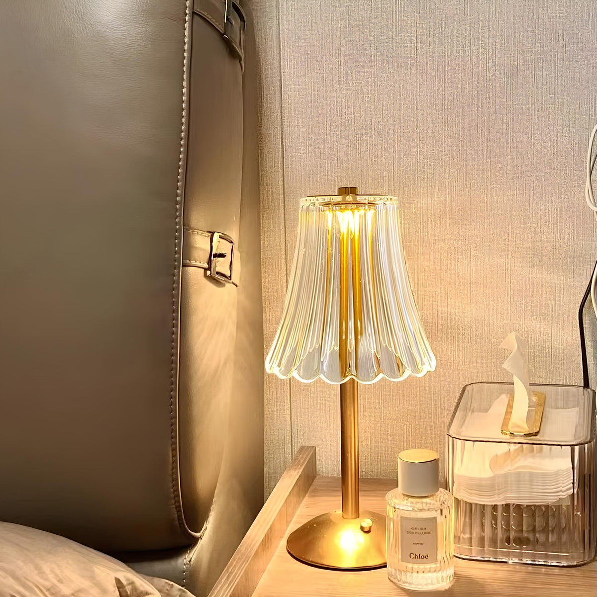 NOUVEAU RICHE Goldene Kristall-Tischlampe – Kabellose Akku Touch-Lampe mit Kristallschirm, Dimmbar, Gebürstetes Aluminium – Aurora Luxe
