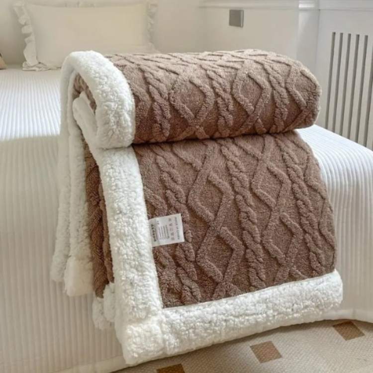 NOUVEAU RICHE Sherpa Gewichtsdecke 150x200 cm – Warme Fleece Kuscheldecke für Bett & Sofa, 3 Grössen, 9 Farben Braun