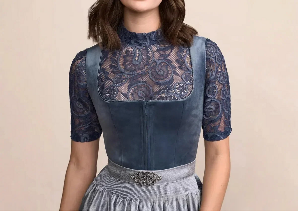 NOUVEAU RICHE Dirndlkleid für Damen mit Dekorativer Verzierung, Schürze und Plisseerock – Blaues Trachtenkleid, Oktoberfest, S–2XL – Flōre