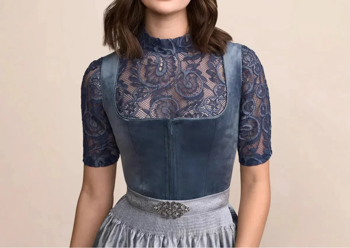 NOUVEAU RICHE Dirndlkleid für Damen mit Dekorativer Verzierung, Schürze und Plisseerock – Blaues Trachtenkleid, Oktoberfest, S–2XL – Flōre