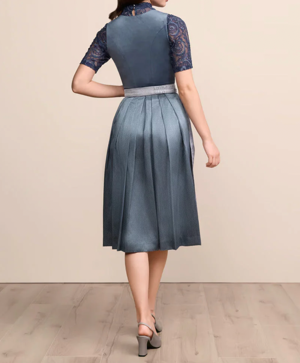 NOUVEAU RICHE Dirndlkleid für Damen mit Dekorativer Verzierung, Schürze und Plisseerock – Blaues Trachtenkleid, Oktoberfest, S–2XL – Flōre